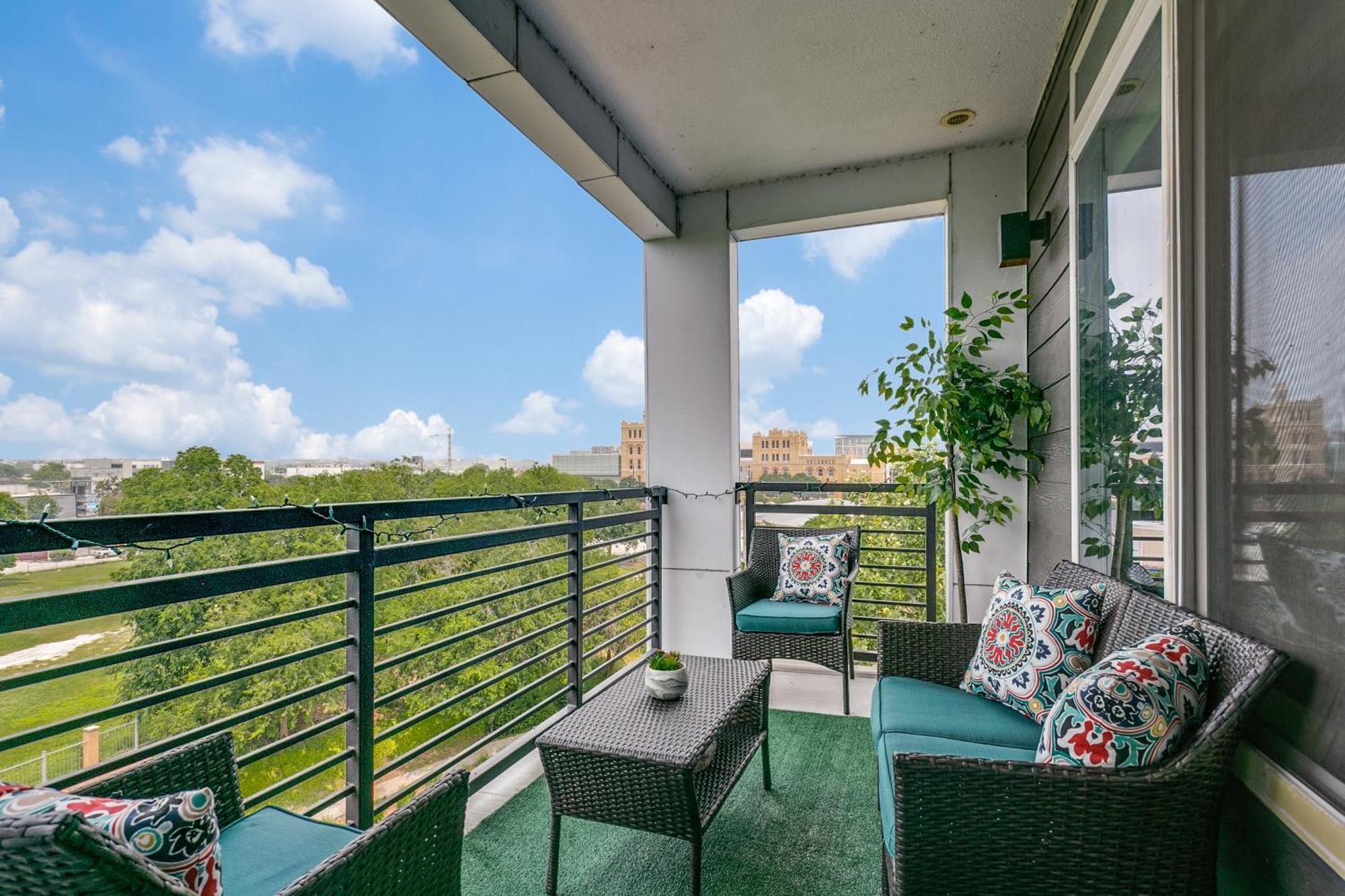 Beautiful Condo On Riverwalk W King Ste Free Parking Pet Friendly Centrally Located On The Riverwalk San Antonio Exterior foto